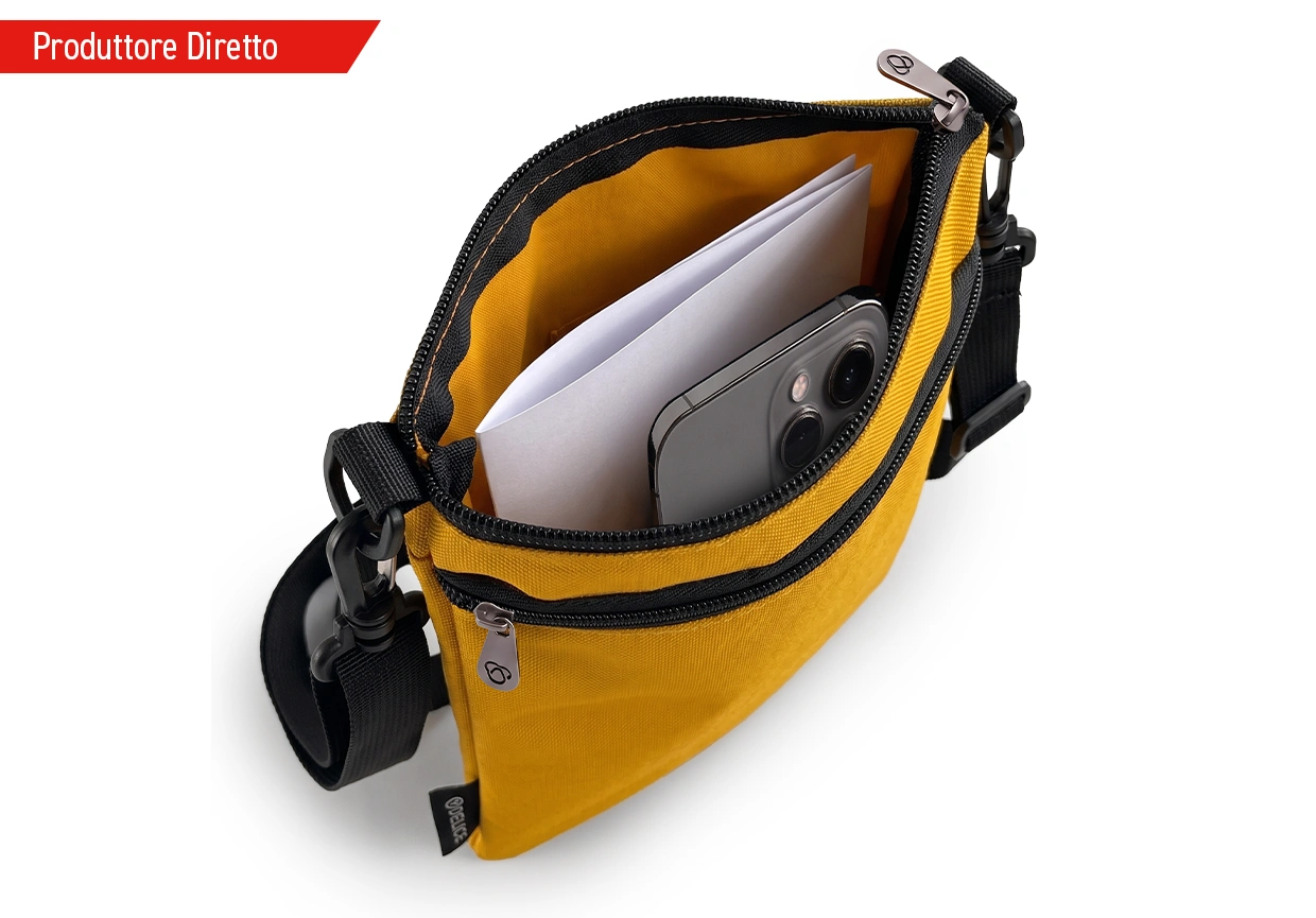 Dettaglio capienza interna e rifiniture della tracolla promozionale da collo Art. ED11 in poliestere 600D PVC